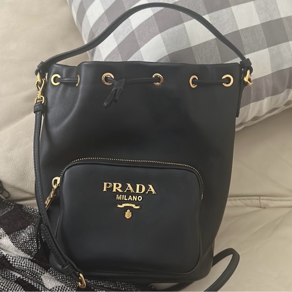 Prada Black Leather Bucket Bag 💕👜🥰 - Picture 4 of 8